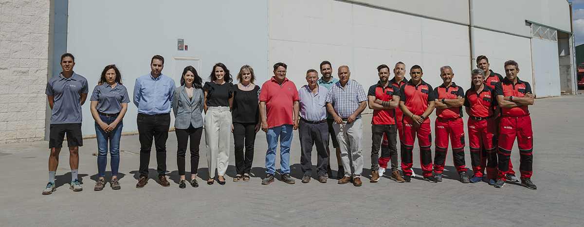 Nuestro objetivo es crecer junto a nuestros clientes en una misma dirección Los hermanos PITA junto con su equipo de trabajadores