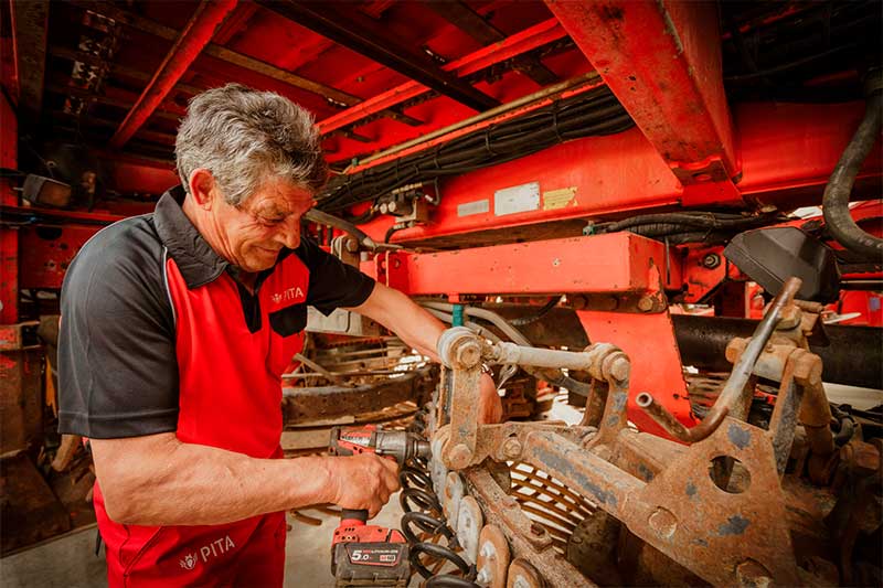 Servicio técnico Trabajador de PITA trabajando en una maquina agrícola